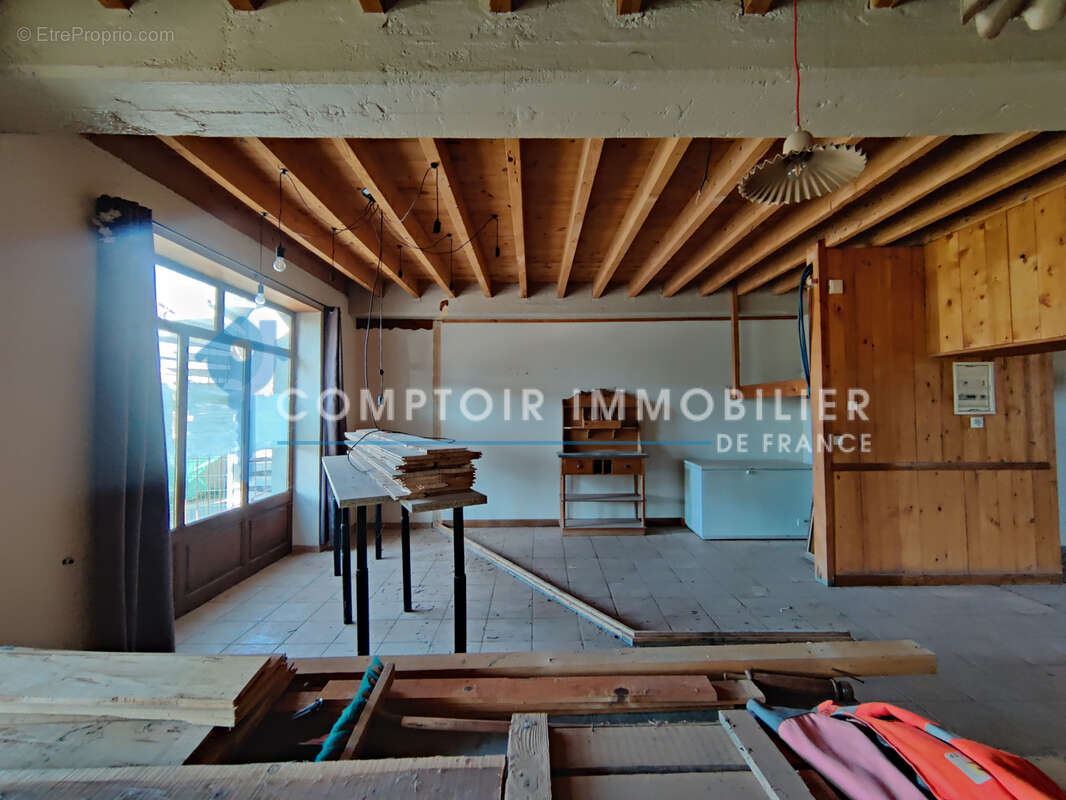 Commerce à VEZERONCE-CURTIN