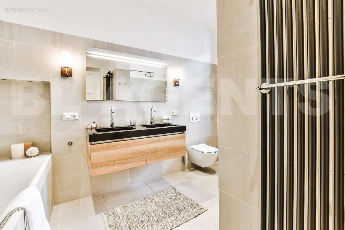 SDB moderne - Appartement à BUSSY-SAINT-GEORGES