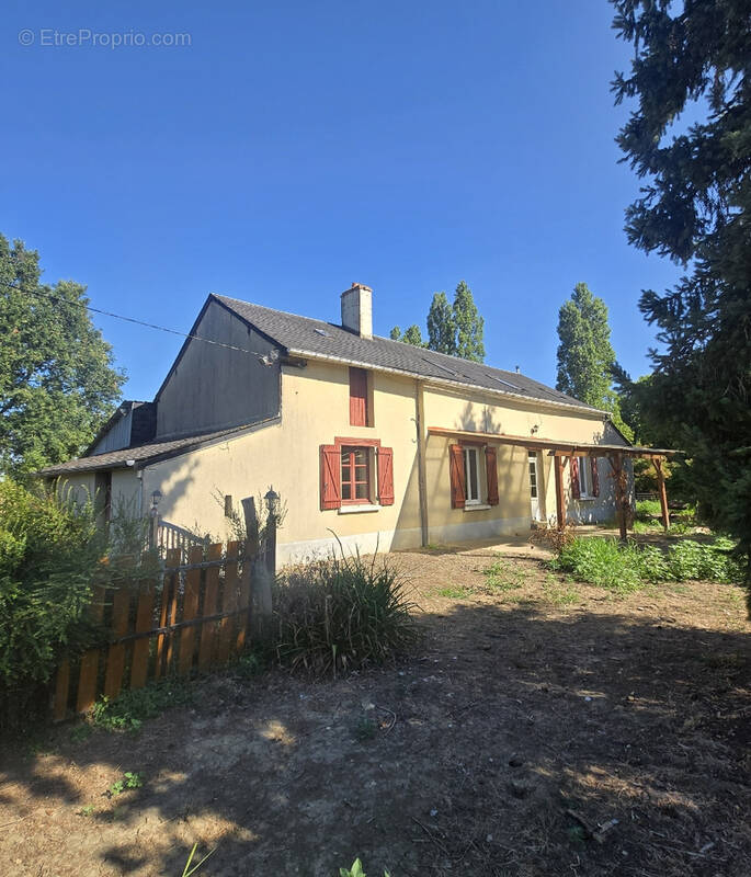 Maison à POILLE-SUR-VEGRE