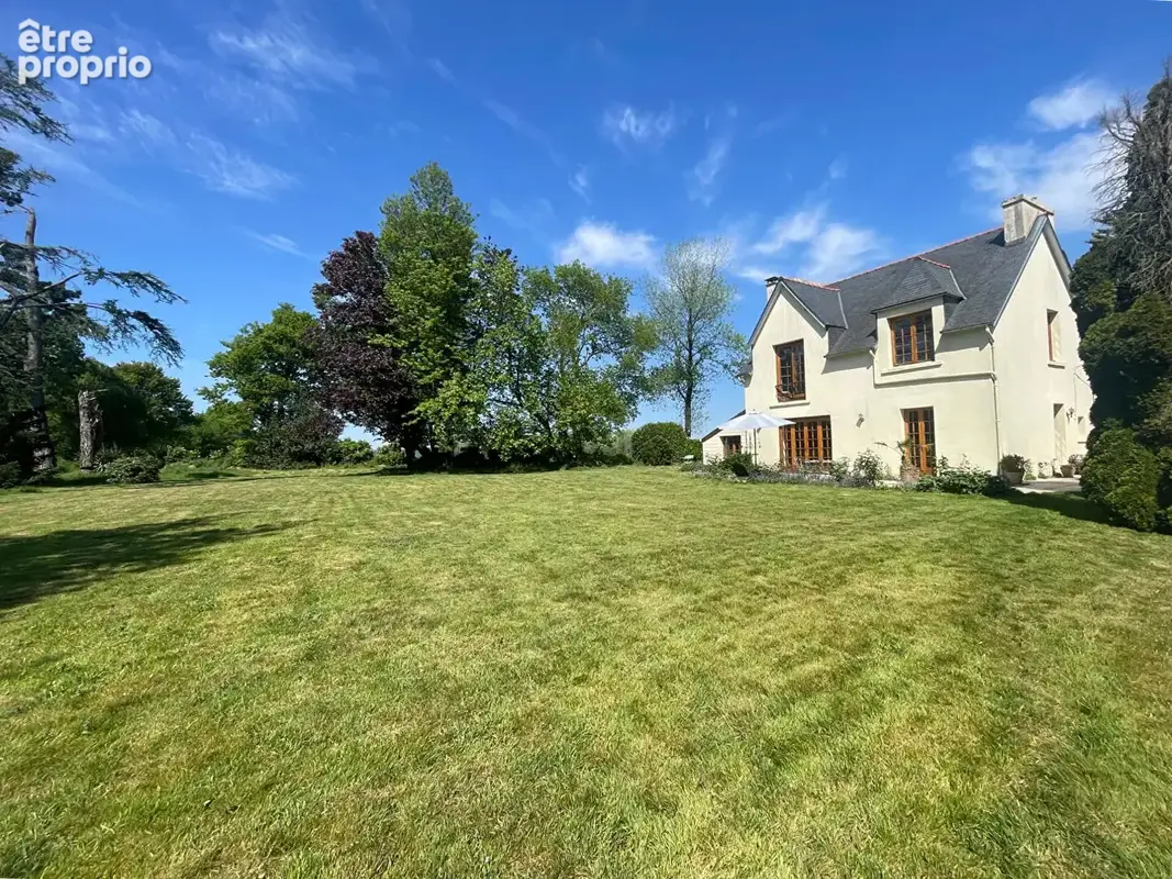 Finistère : Proche Huelgoat. Superbe domaine équestre. 3 maisons, un manège et 5 boxes. 3,5 hectares. - photo 3