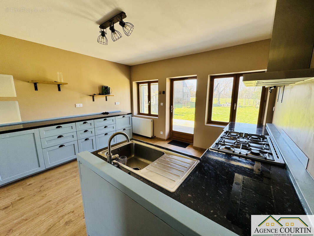 Maison à LA CHAPELLE-SAINT-SAUVEUR