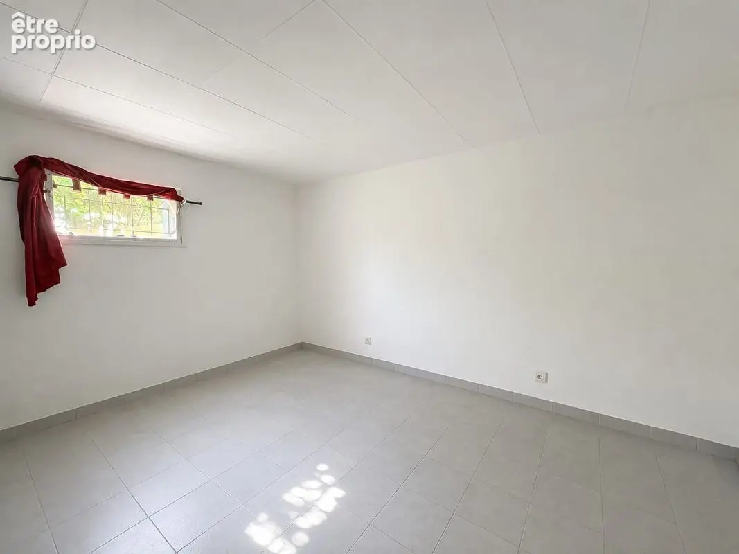 Appartement 85 m² habitables à rénover - Quartier d'Anthéor  - Cave de 60 m² de plain-pied - photo 5