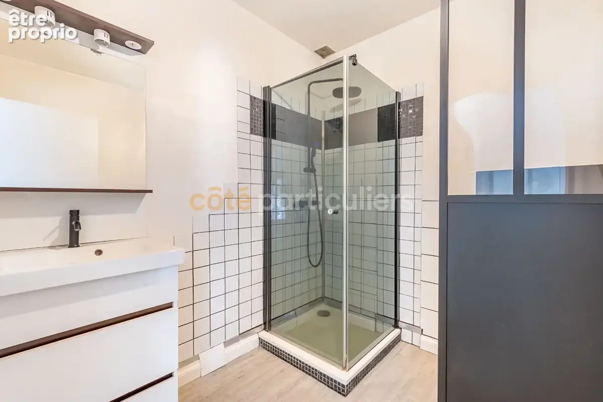 Bellevigny -- centre ville -- maison -- jardin clos -- 7 pieces -- 5 chambres -- 147 m2  -- puit independant  -- garage double - photo 14