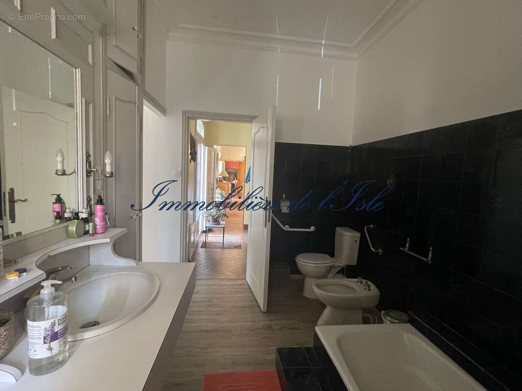Propriete en pierres avec dependances et fort potentiel - photo 8