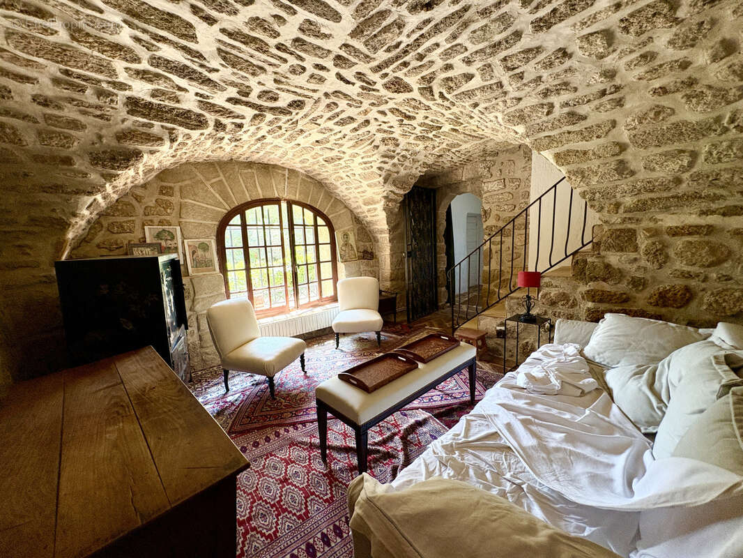 Propriété de caractère d'environ 185m2 sur près de 2 hectares avec piscine, tennis et maison indépendante - photo 16