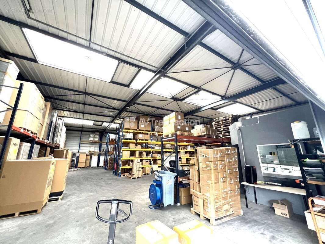 1090 m² à Evreux  - photo 3