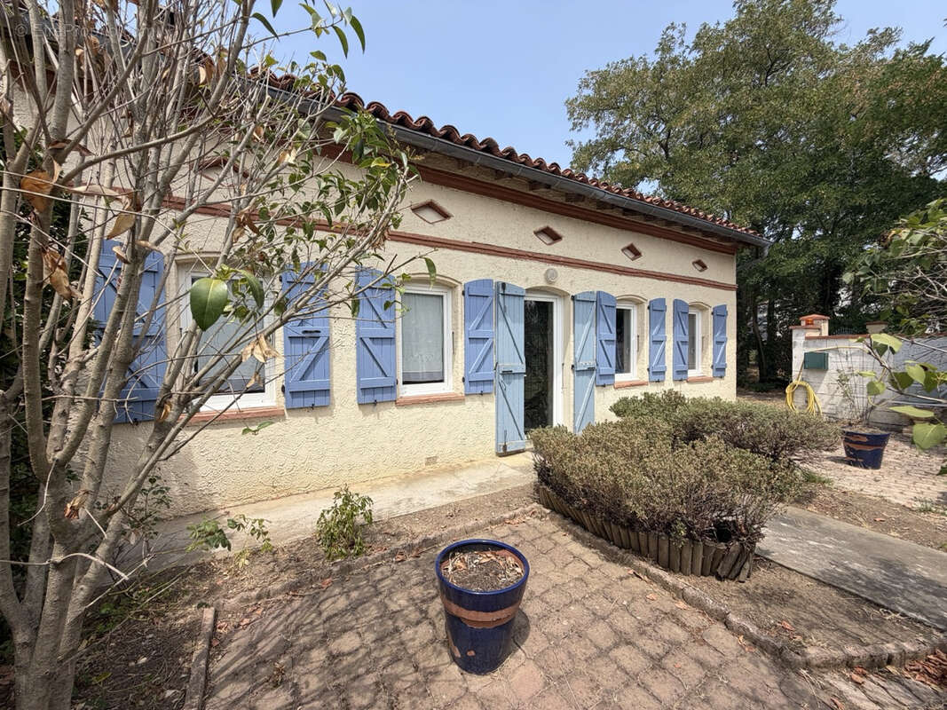 LEGUEVIN : Maison de ville 4 pièces avec garage et jardin - photo 2