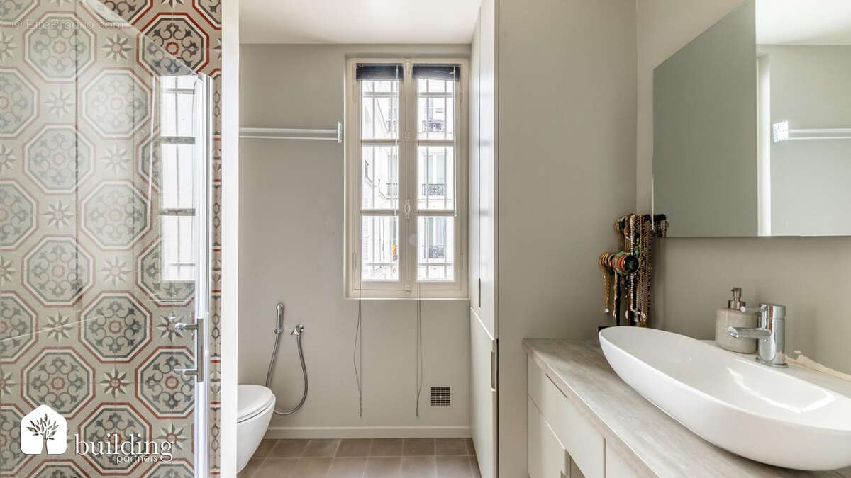 Paris 17e Batignolles - Appartement 2 pièces de 47 m² entièrement rénové - photo 9