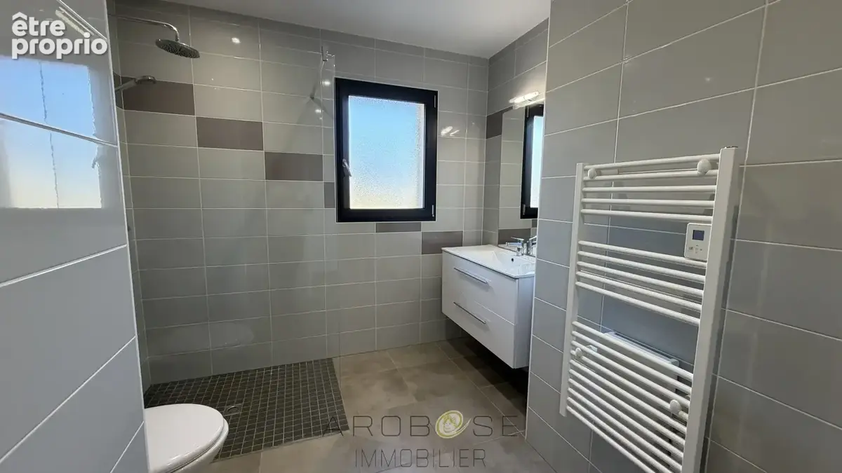 Villa contemporaine de plain-pied avec garage et jardin . - photo 18