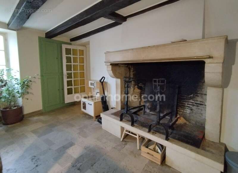 Chazelles, proche La Rochefoucauld. Maison de caractère de 223 m², 5 chambres, cour et grange - photo 4