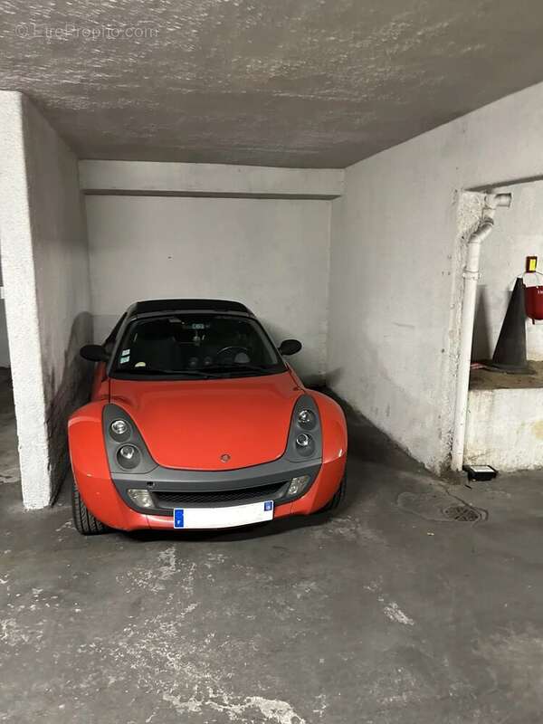 Parking à PARIS-8E