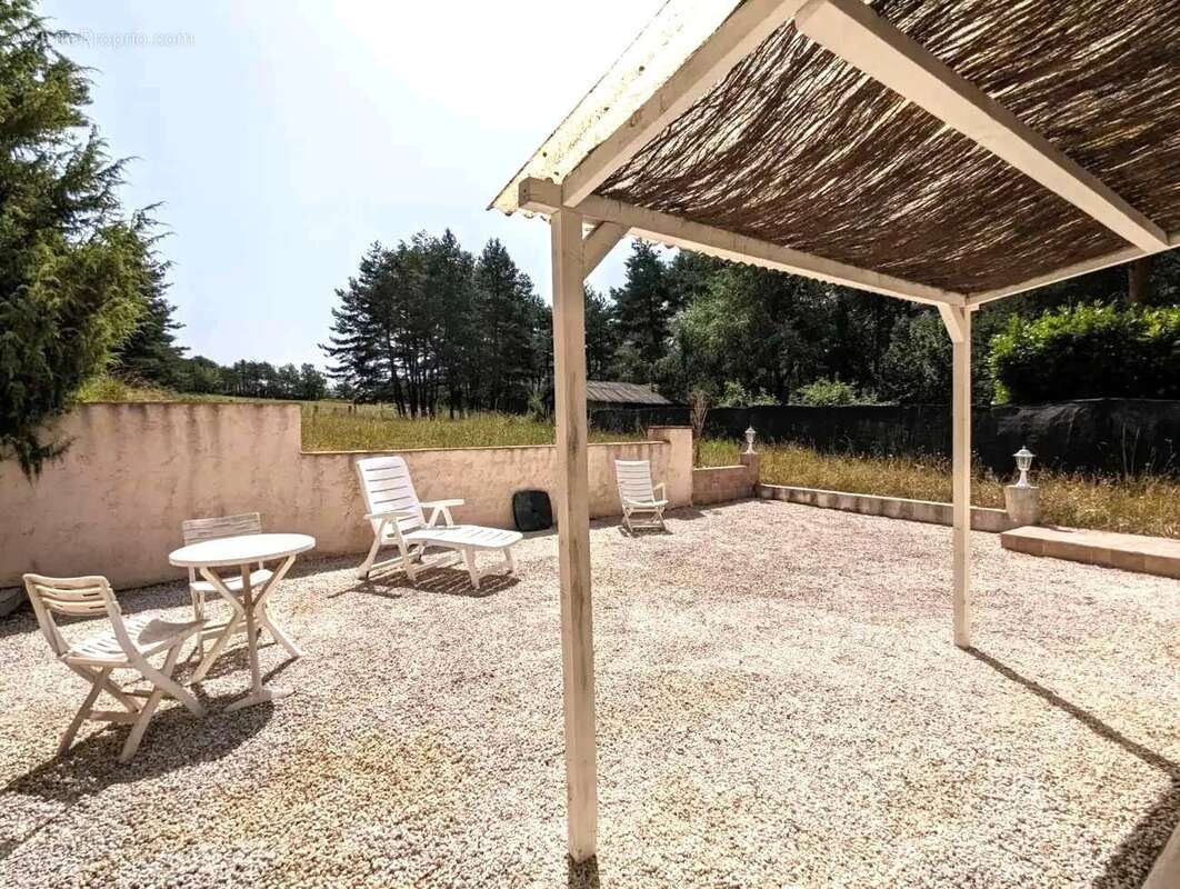 Propriété 2 maisons - Terrain 55330 m² - photo 7