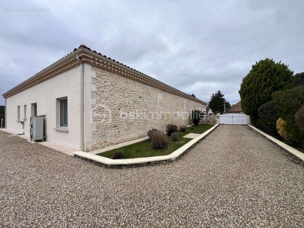 Maison à NEUVIC