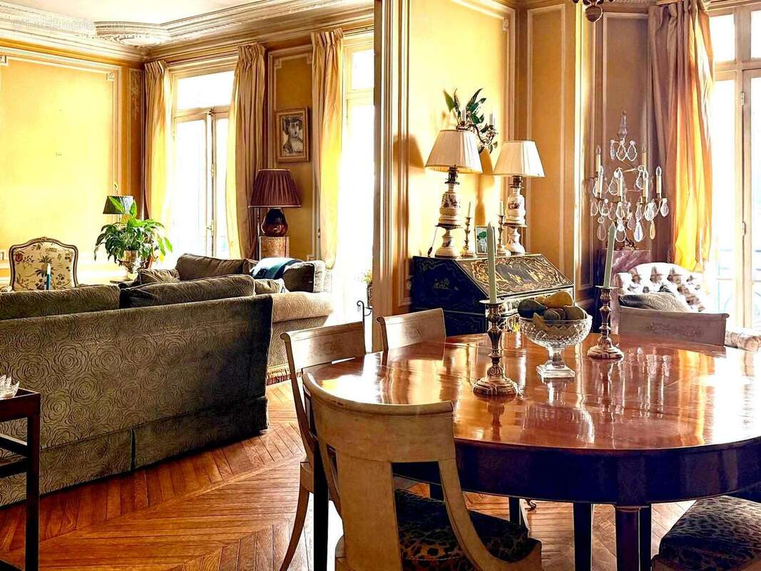 Appartement à PARIS-16E