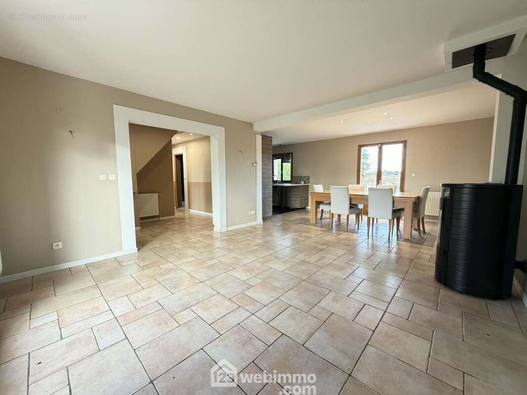 Un séjour spacieux et lumineux de 31 m² comprenant ... - Maison à AUTREVILLE