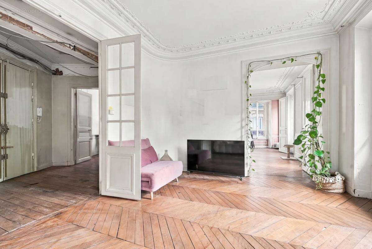 Triangle d'or du 10 eme : appartement familial à finir de rénover avec tout le charme de l'ancien - photo 3