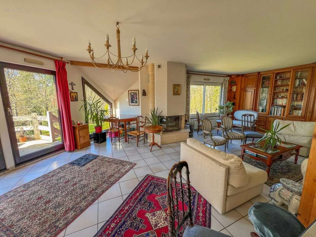 Maison à LE MESNIL-SAINT-DENIS