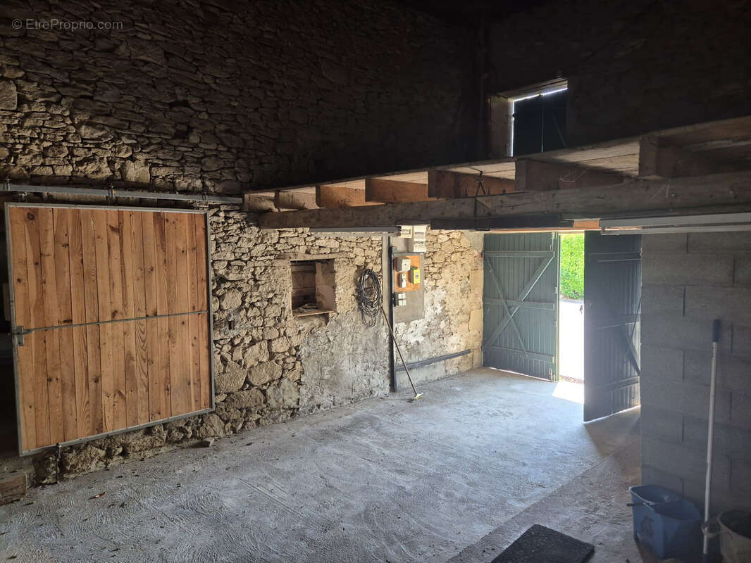 Maison en pierre de 209 m2 avec piscine et dépendances sur un terrain clos de 7075 m2 - photo 13