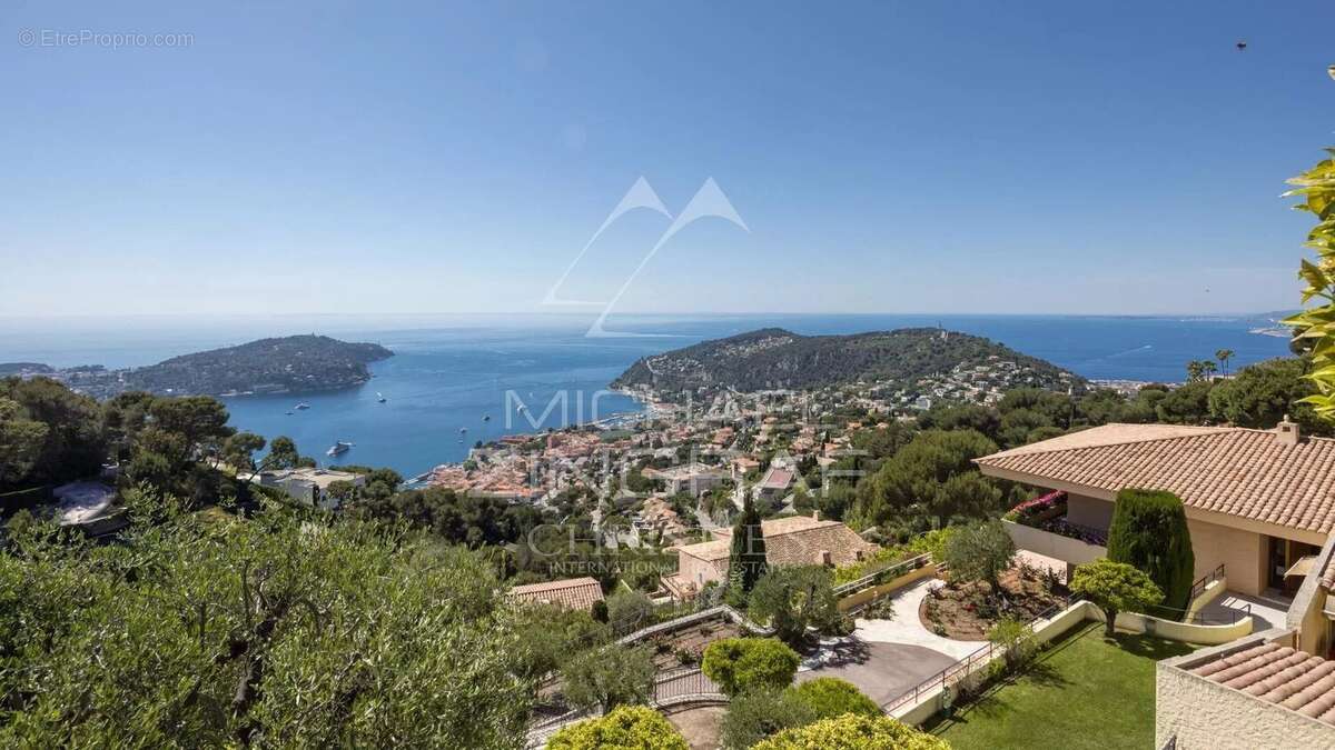 Villa d'architecte au coeur d'un domaine privé - VILLEFRANCHE SUR MER - photo 13