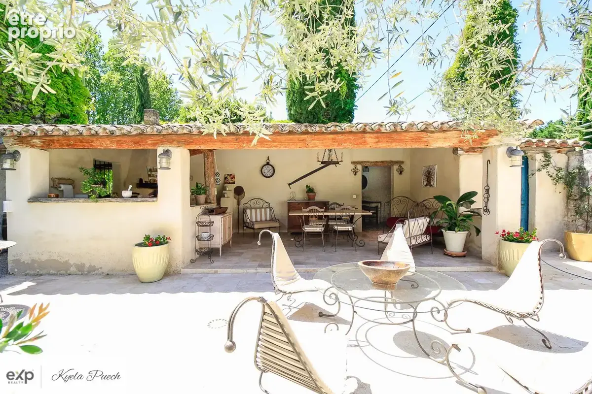 Kyela Puech présente une bastide renovée au Puy Sainte Réparade, à 15mins de Aix-en-Provence, 5 mins de Chateau Lacoste, avec dépendance de 50m2, piscine, pool house et annexes- en campagne