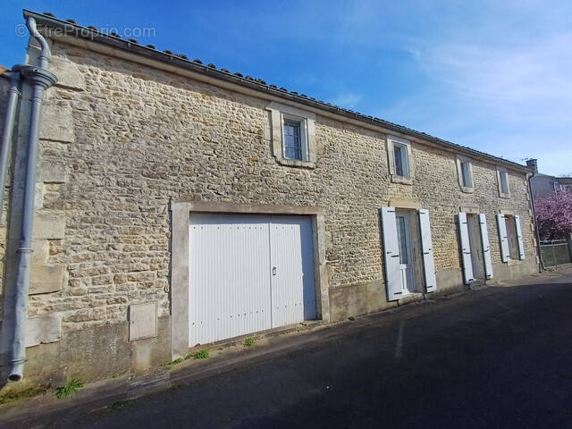 Maison à COULONGES-SUR-L'AUTIZE