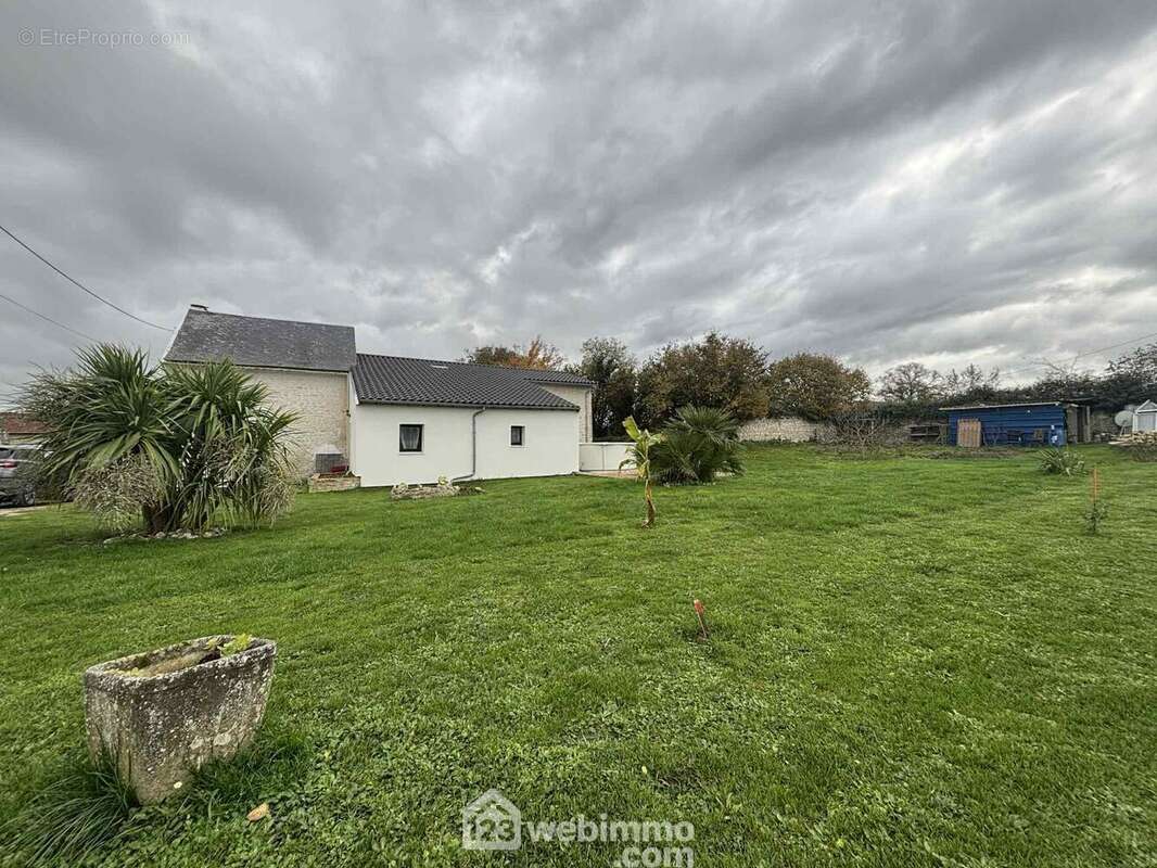 Dans un lieu-dit, avec peu de vis-à-vis et d&#039;habitations. - Maison à THURE