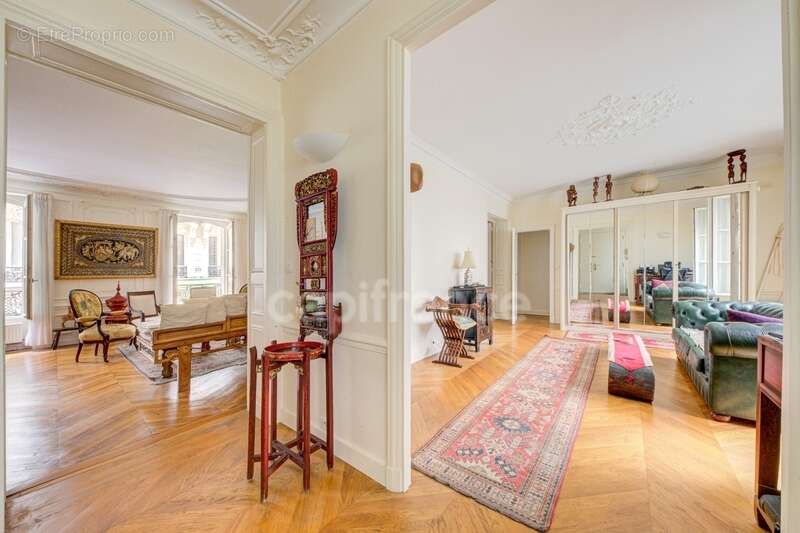 Appartement à PARIS-8E