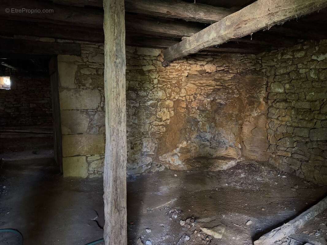 Très bel ensemble périgourdin aux toitures de lauzes a restaurer. - photo 16