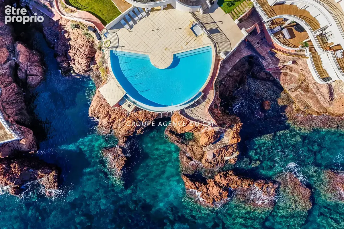 St raphael, pied dans l'eau, duplex 3 pieces de 63 m²  en rez de jardin  + terrasse face mer, parking privé, piscine et acces di - photo 2