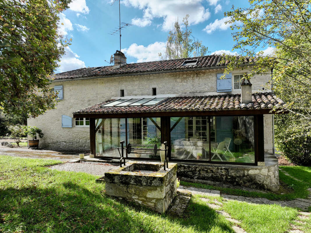 Maison à SAINT-MARTIN-DE-BEAUVILLE