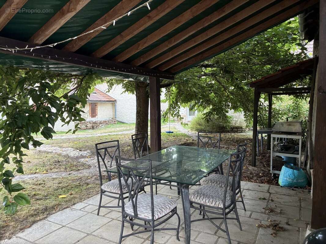 Maison rénovée avec gîte séparé de 3 chambres et piscine !! - photo 19