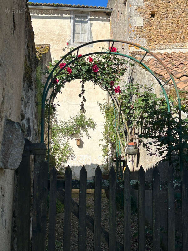 Grande maison de bourg avec cachet, 3 chambres (possibilités ++), beaux volumes, espaces aménageables, jardin - photo 10
