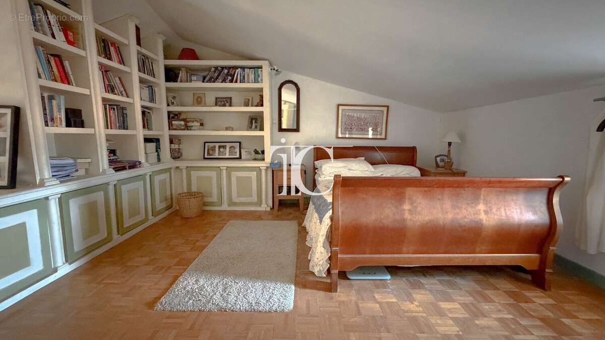 Maison de charme avec vue dégagée, dépendances et grand terrain méditerranéen - photo 11