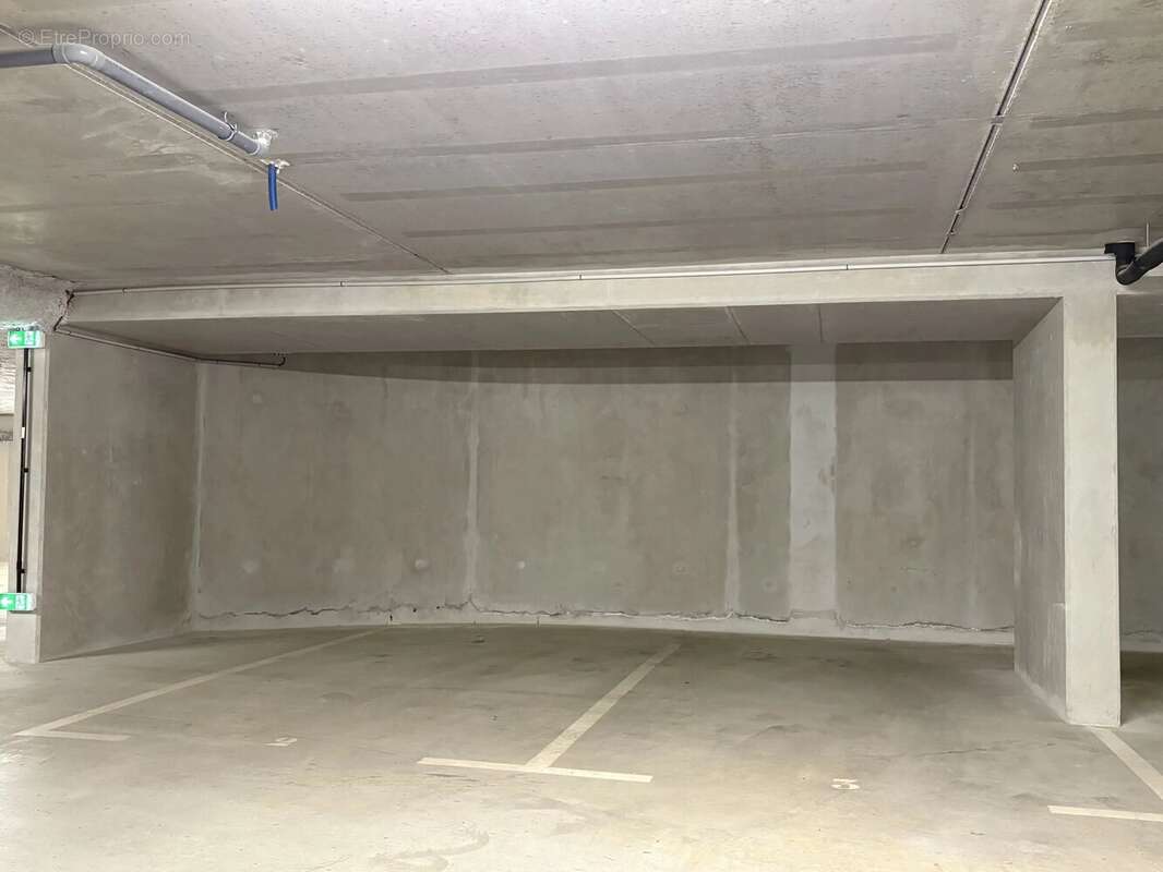 Parking à COMBLOUX