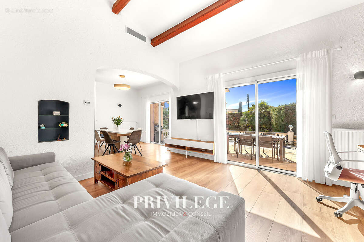 Maison à LA ROQUETTE-SUR-SIAGNE