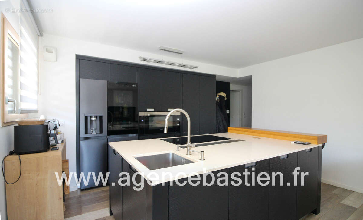 DIVONNE-LES-BAINS   Centre-ville -  Appartement T3 de 79 m2 avec terrasse, garage et cave - photo 4