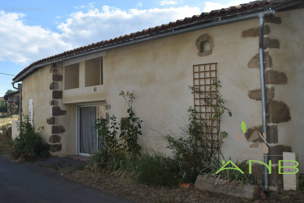 Maison 58 m² à Montbron  - photo 1