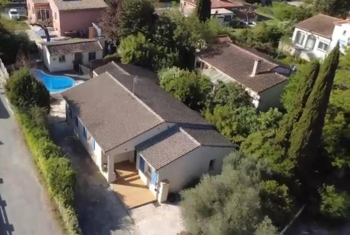 Photo 1 - Maison à VILLENEUVE-LA-COMPTAL