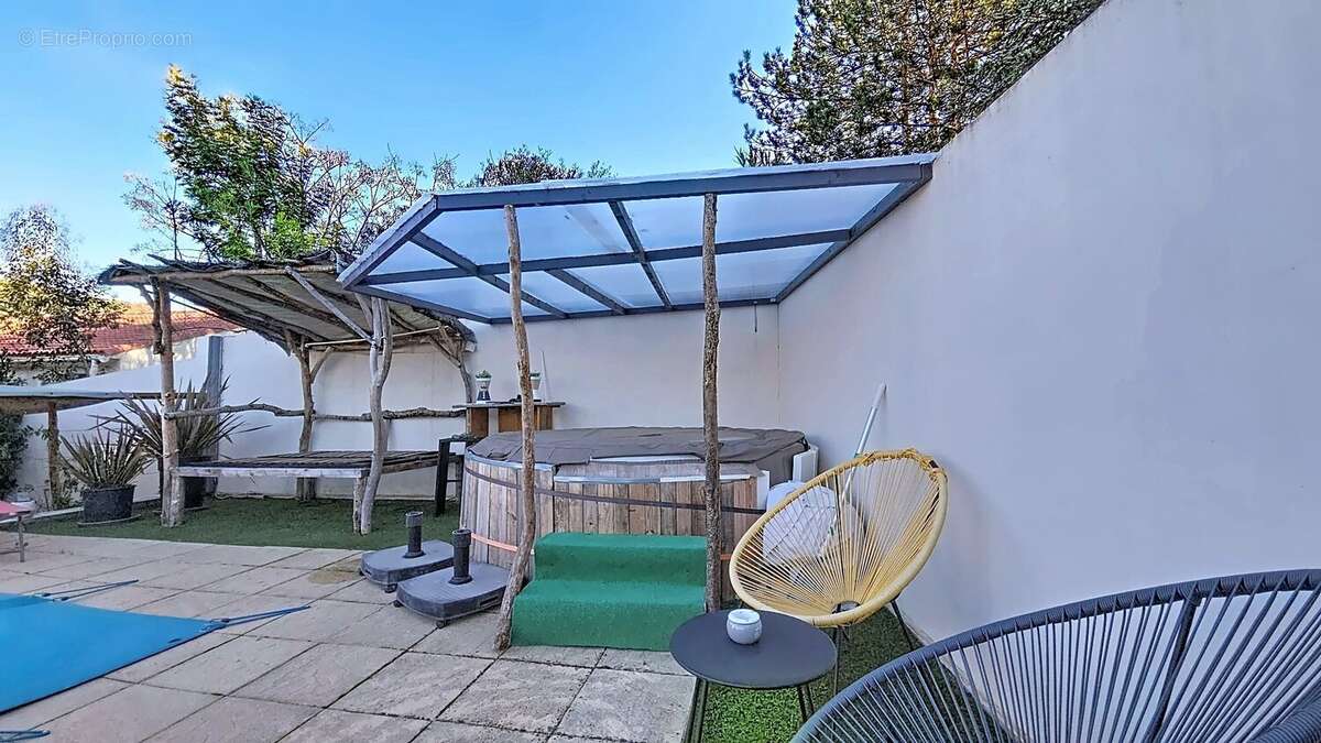 Maison à LA TOUR-SUR-ORB