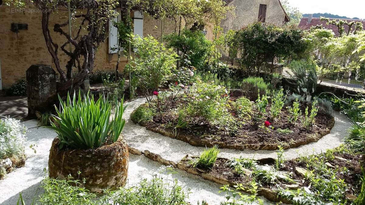 20180510100039 - Maison à BEYNAC-ET-CAZENAC