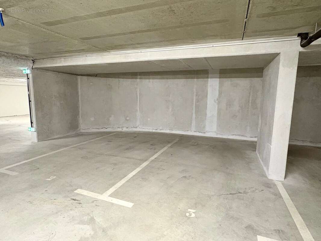 Parking à COMBLOUX