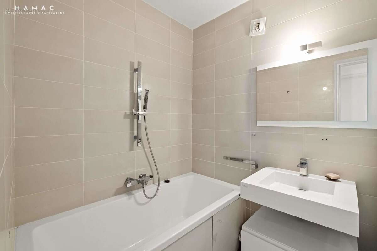 Écully Centre - À vendre - Appartement 5 pièces de 123 m² avec terrasse  - Garage & Place de parking privative - photo 15