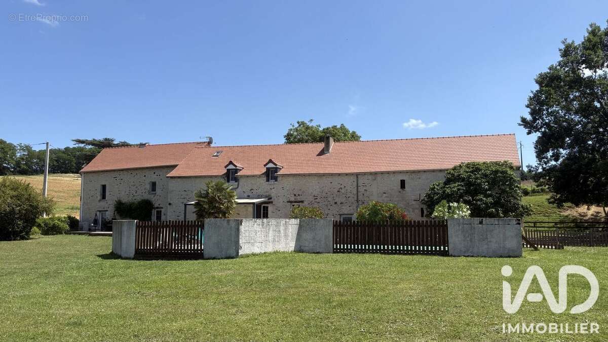 Maison 263 m² à Dange-Saint-Romain  - photo 3