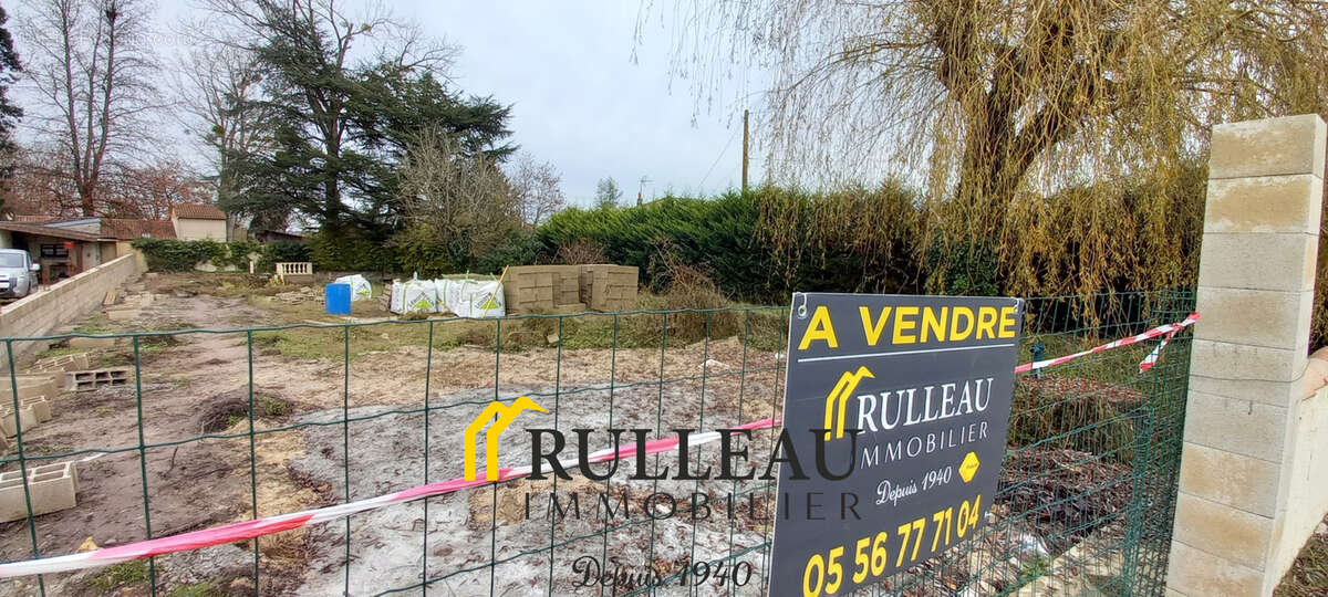 Terrain à AMBARES-ET-LAGRAVE