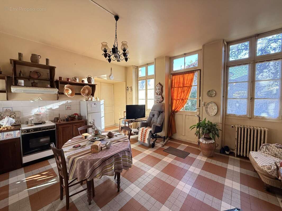 Maison à SALLES-DE-VILLEFAGNAN