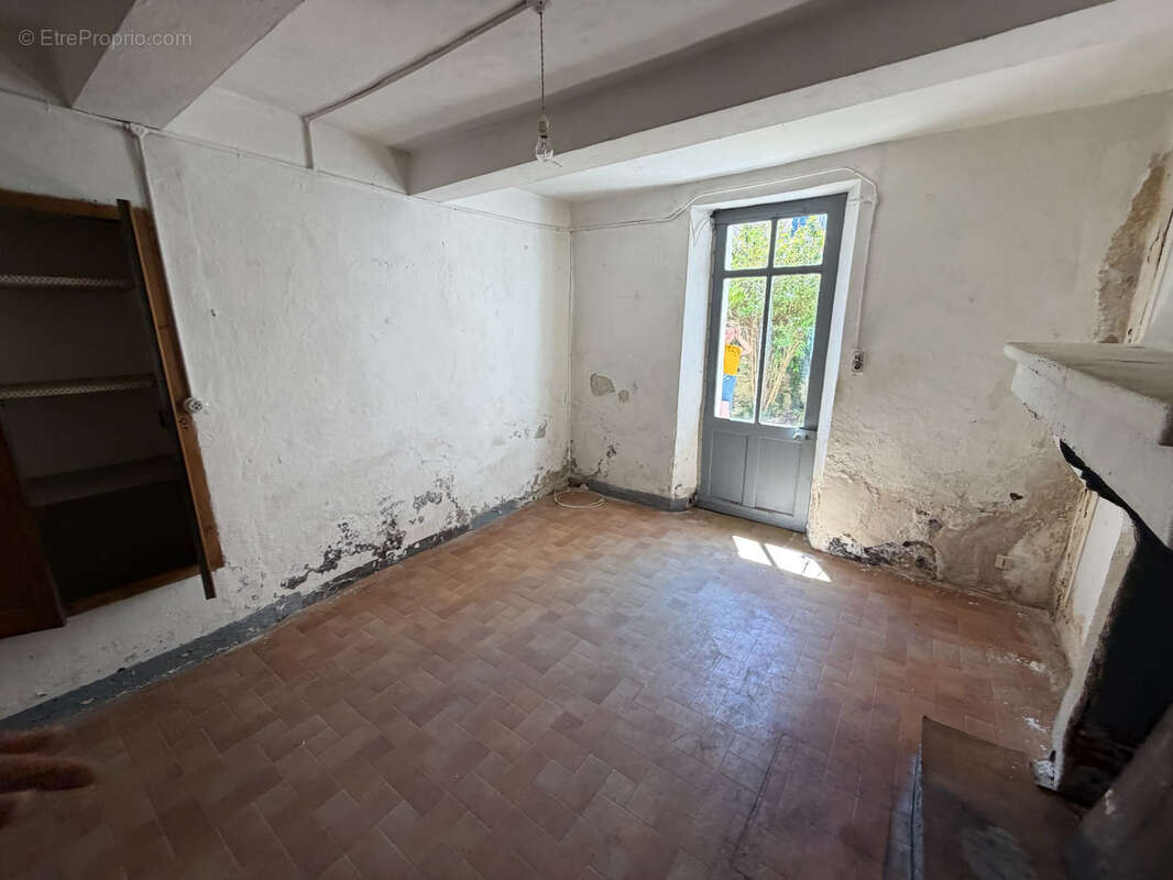 Entrechaux   maison de village à rénover avec cour et garage - photo 5