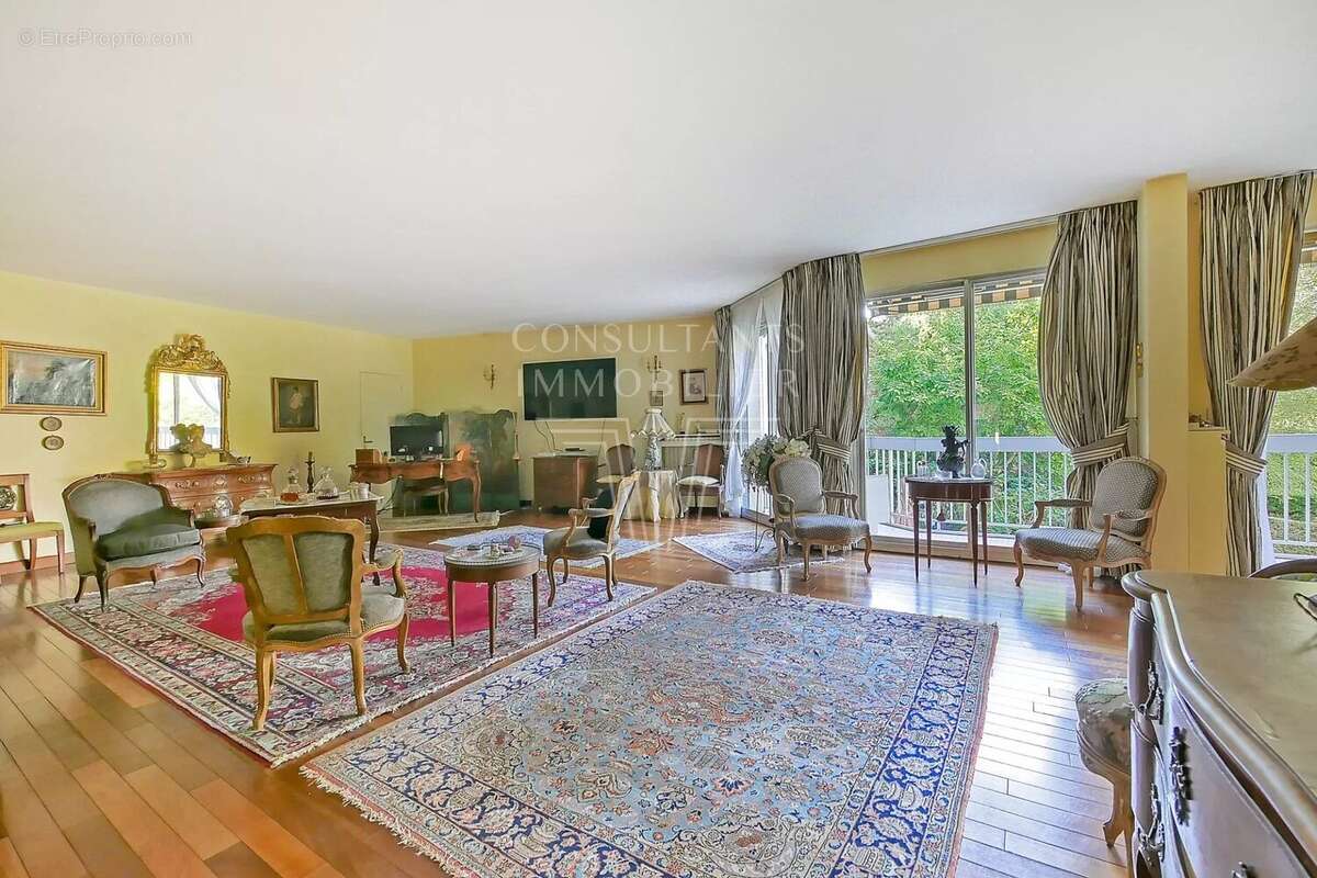 Appartement à NEUILLY-SUR-SEINE