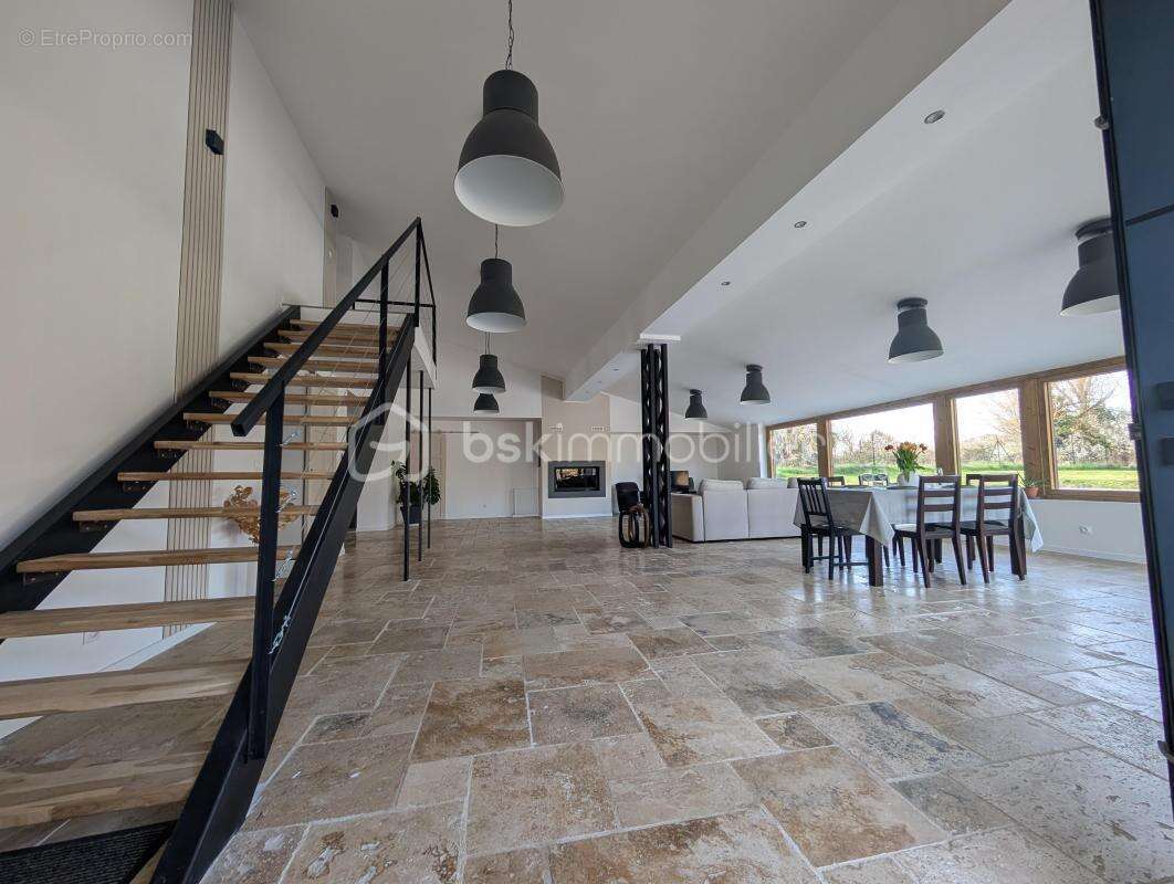 MAISON RENOVEE « ESPRIT LOFT » de 302m2 - 4 CH dont 1 suite parentale - photo 8
