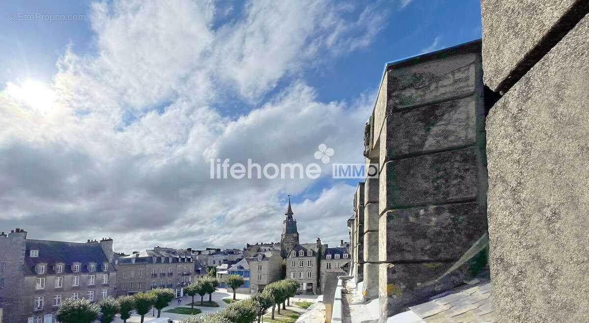 Vue pleinement dégagée sur la place, non loin de la Tour de l'Horloge - Appartement à DINAN
