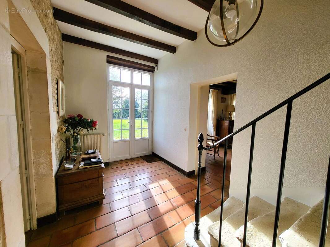 Élégante maison de maître charentaise avec grande piscine chauffée - photo 3